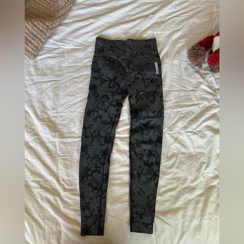 Gym shark scrunch leggings
